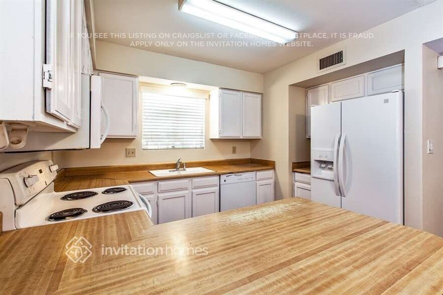 Building Photo - 215 N Kachina