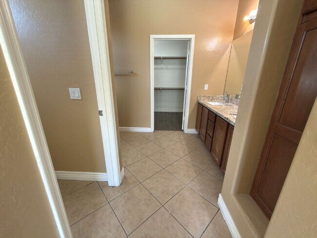Building Photo - "Charming 3-Bedroom Oasis with 2 Baths and 1,711 Sq Ft of Comfort in Phoenix!"