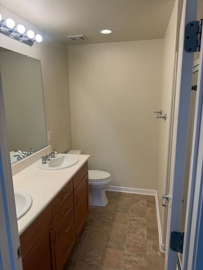 Building Photo - Stunning 2-bedroom, 2.5-bathroom condo