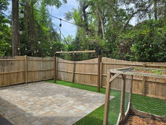 Building Photo - Spacious 2-bedroom, 1.5-bath end-unit townhouse in Carriage House