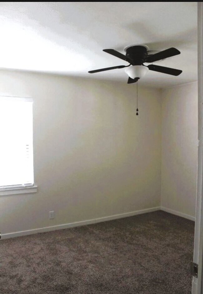 Building Photo - Spacious 4 Bed 2 Bath with Enclosed Patio ...