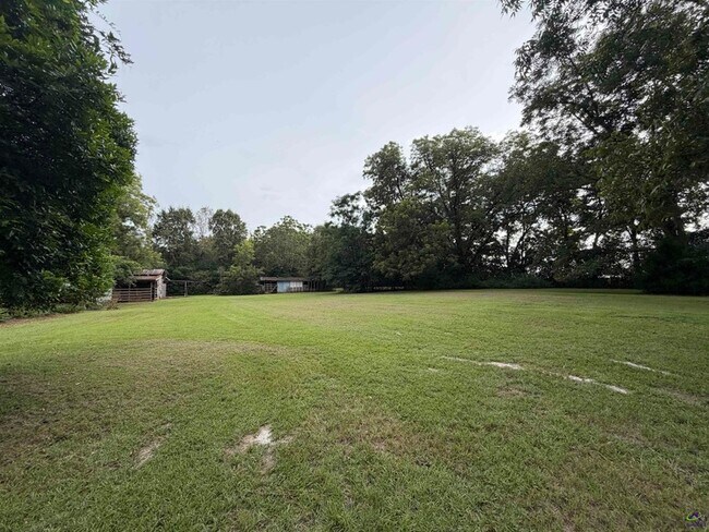 Building Photo - 533 Lake Joy Rd