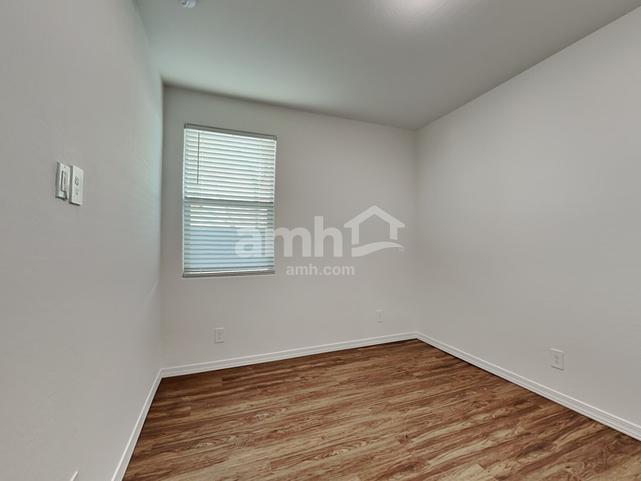 Building Photo - 781 S 150th Dr