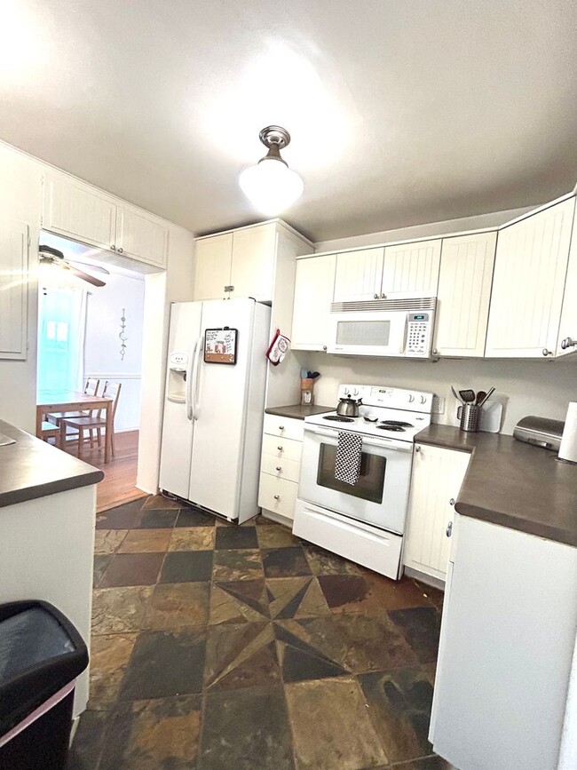 Building Photo - Beautifully Eclectic 2 Bedroom 1 Bathroom ...