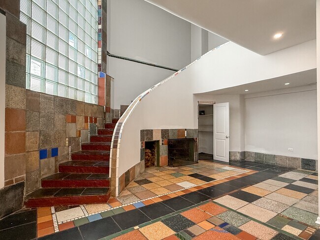 Building Photo - 160 W Burton Pl