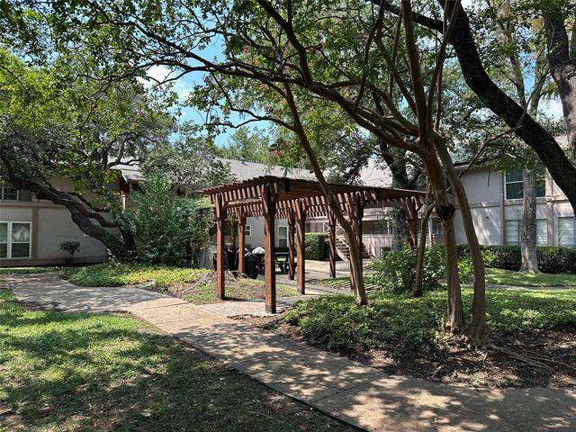 Building Photo - 10580 High Hollows Dr