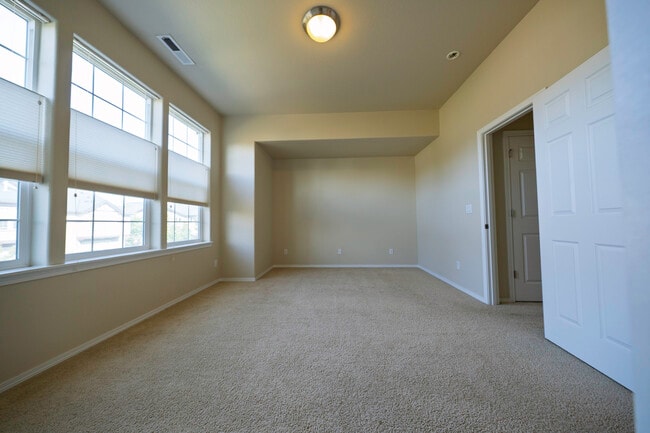 Master bedroom - 4828 SE Teakwood St