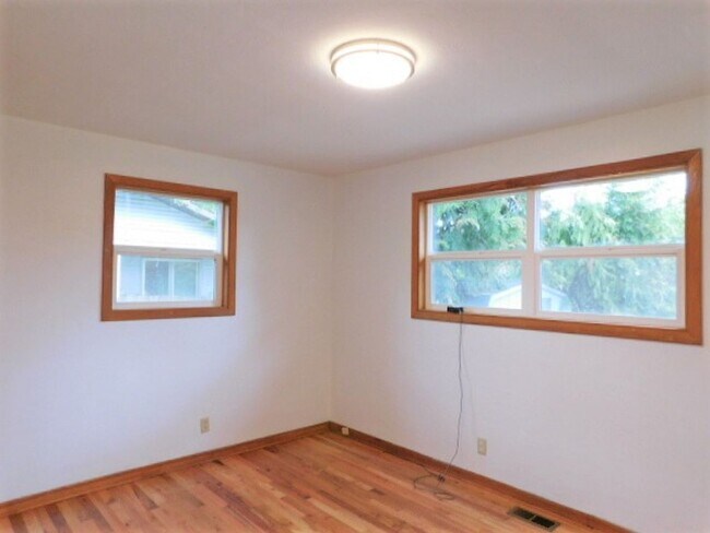 Building Photo - 3Bd/1.5Ba Single Story House - Available S...