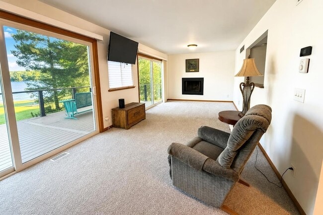 Building Photo - 8649 Hidden Lake Dr