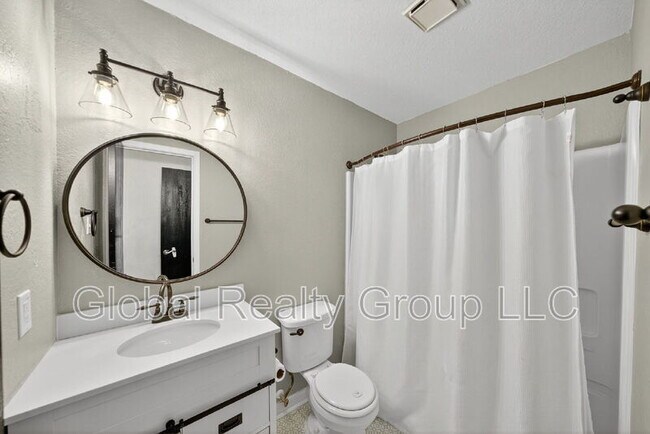 Building Photo - 215 Chisholm Trail