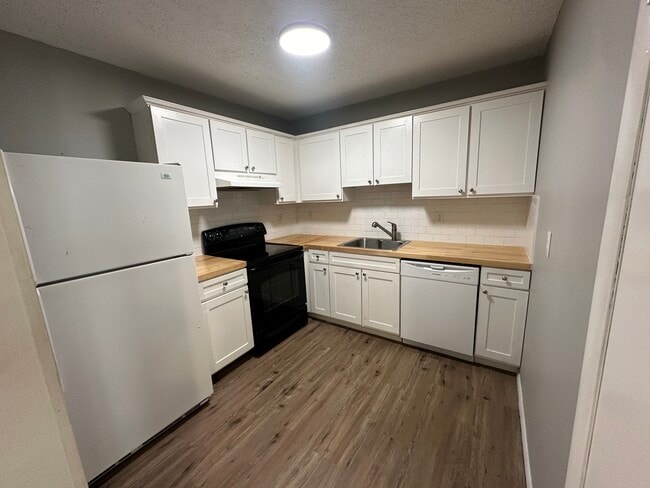 Building Photo - 105 View Ct