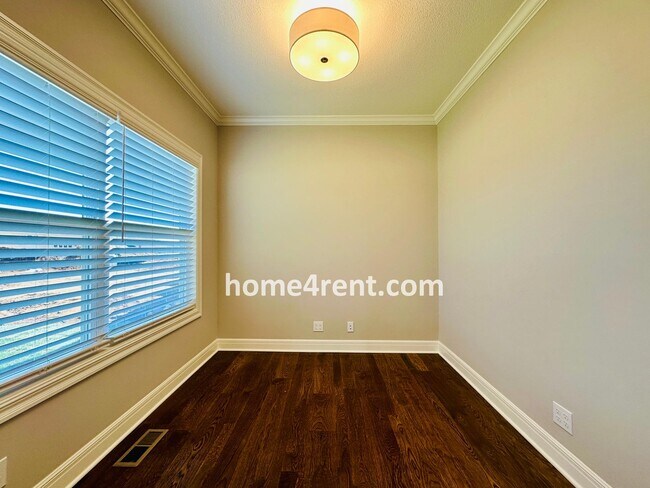 Building Photo - Nearly New Luxury Home in Blue Valley Schools!