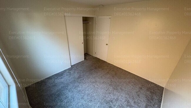 Building Photo - 4 bedroom 2 bathroom split wing home in North Bakersfield