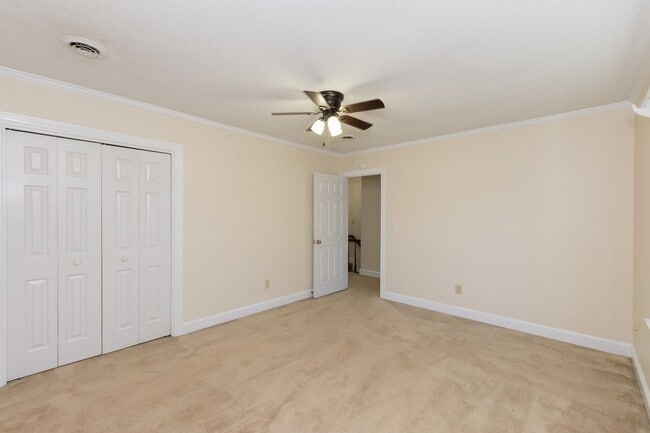 Building Photo - MOVE-IN READY $900 off first month