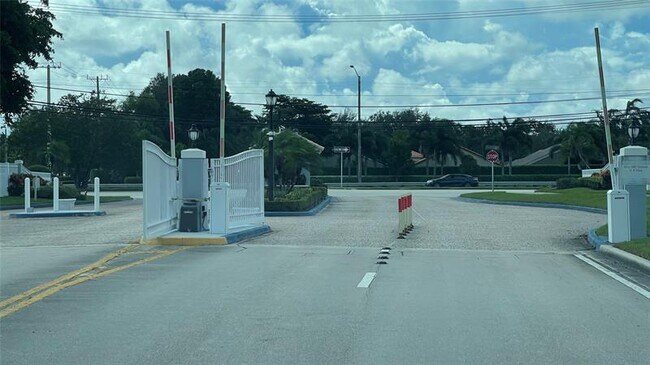 Building Photo - 6425 96th Pl S