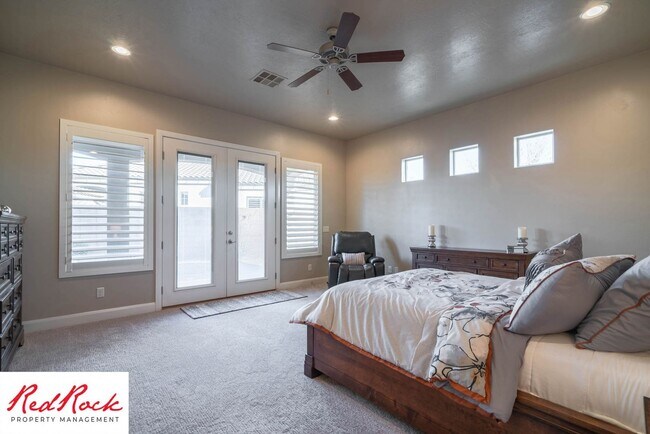 Building Photo - Stunning 2 Bedroom Fully Furnished Home. Community Pool & Mini Golf!