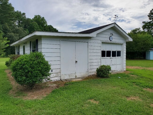 Building Photo - Well Maintained Brick Home