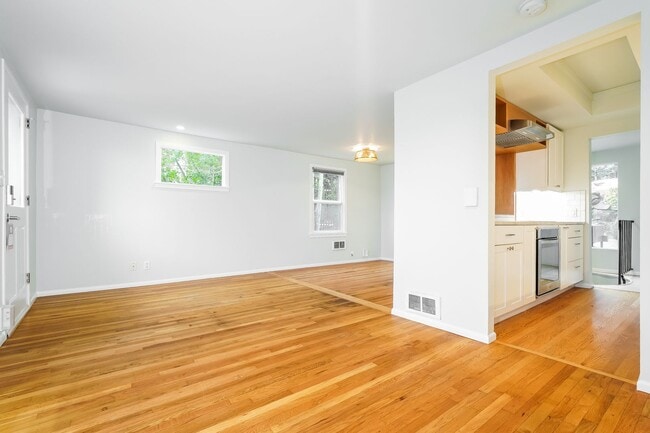 Building Photo - Modern Oasis in Seattle: 2-Bed, 2-Bath with Luxurious Amenities!