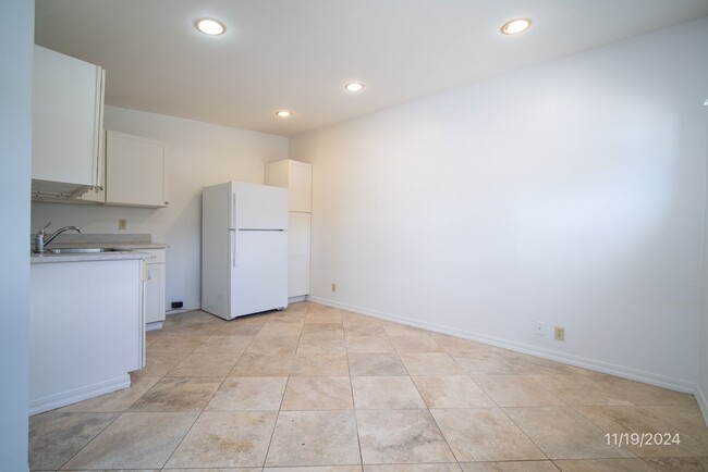 Building Photo - Studio in Kailua, Avail Now, Schedule an A...