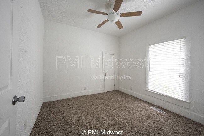Building Photo - 1433 W 5th St