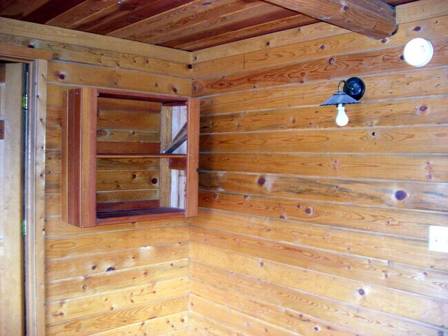 Building Photo - Quaint Cabin on the Creek