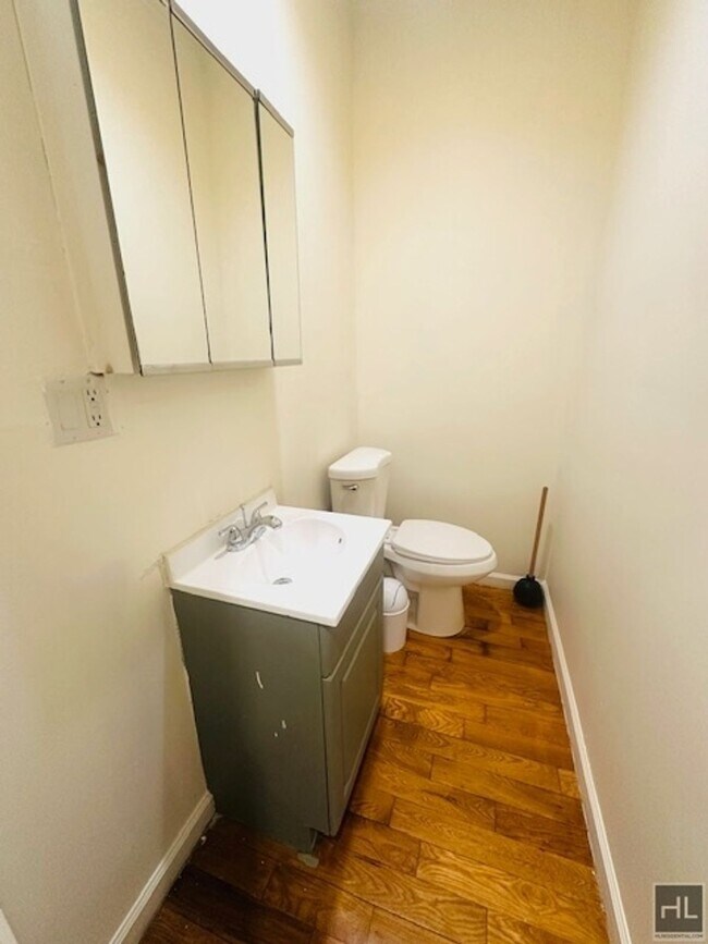 Building Photo - Enormous Floor Through 3 Bed/1.5 Bath in C...