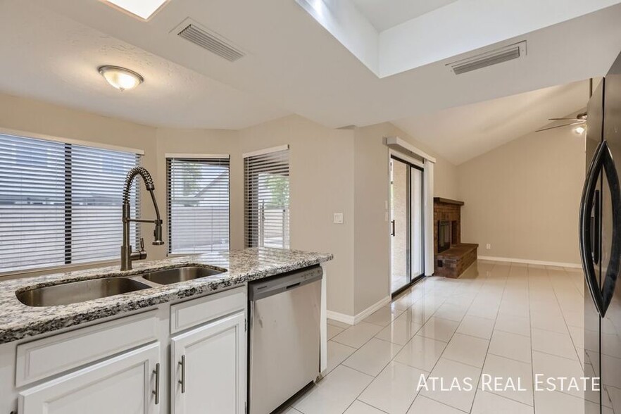 Building Photo - 5337 W Desert Hills Dr