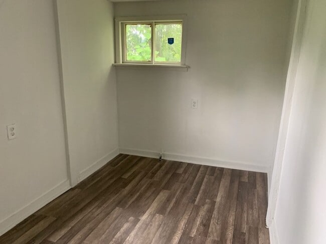 Building Photo - Comfortable 3-Bed on E 108th in Union-Mile...