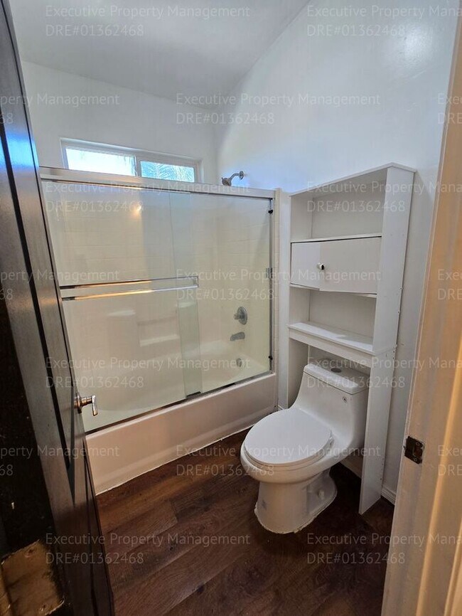 Building Photo - 3 bedroom/ 2.5 bathroom 2 story home.