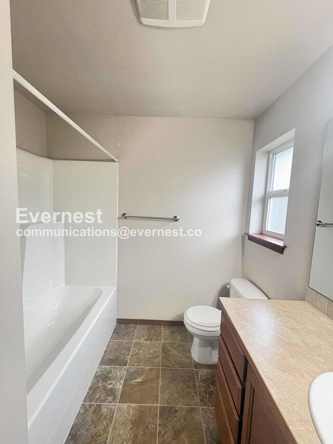 Building Photo - 111 W 6th St