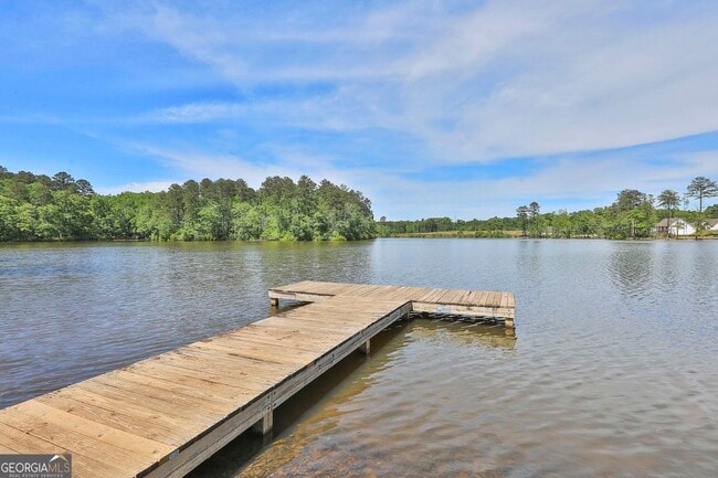 Building Photo - 405 Lakeview Way