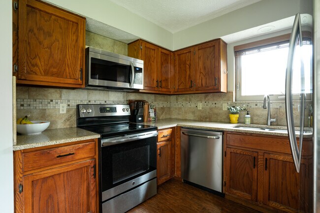 Building Photo - 67 Groton Dr