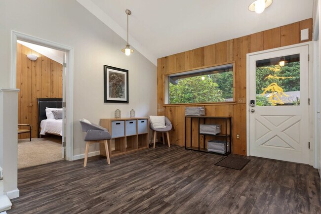 Building Photo - 901 Center St NE