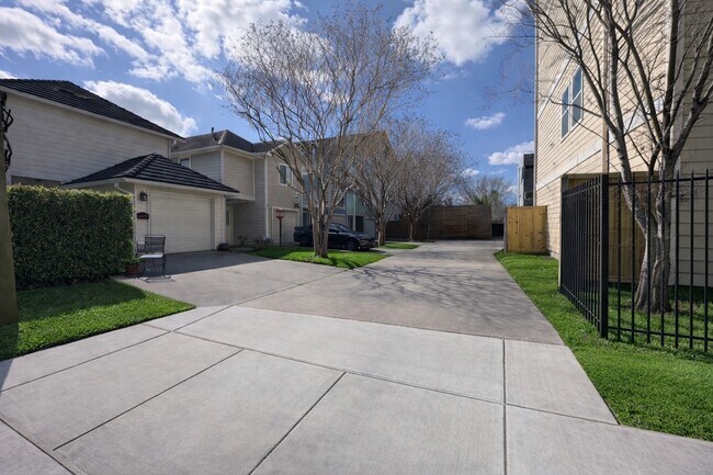 Building Photo - 1204 Andrews St