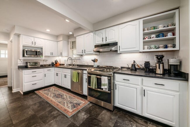 Building Photo - 190 E Dominion Blvd