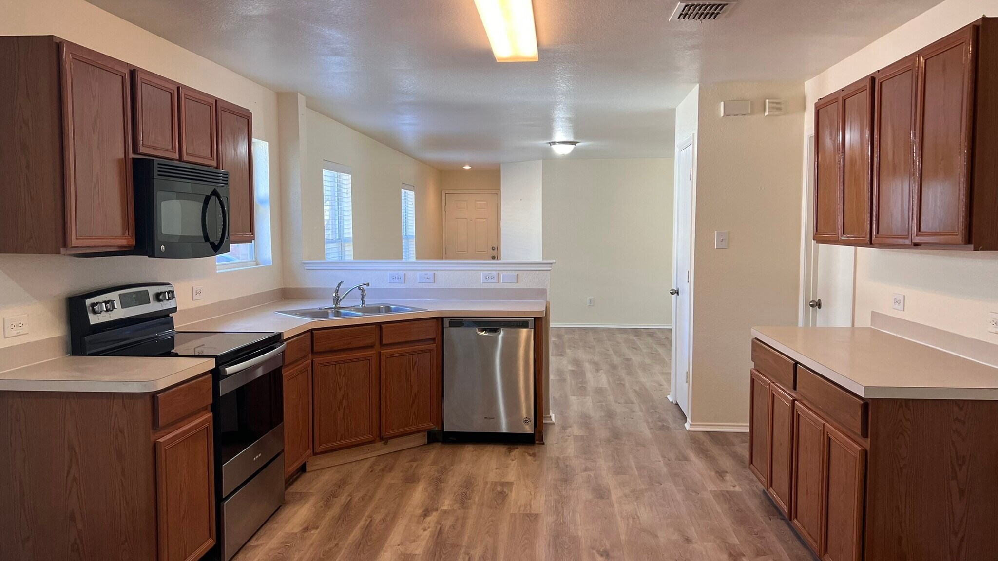 Building Photo - 8911 Valley River Dr