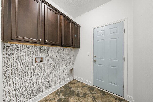 Building Photo - 282 Whispering Lake Dr
