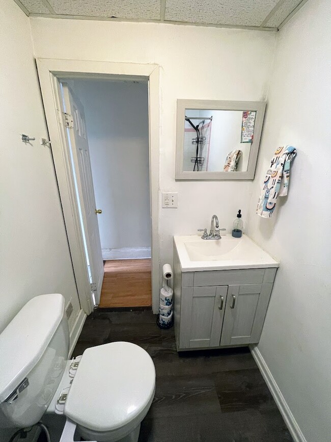 Full Bathroom - 2732 Earp St