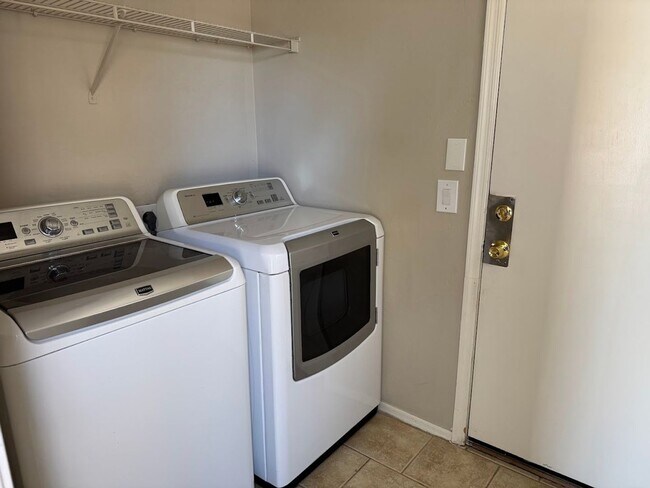 Building Photo - Beautiful Home for Rent in El Mirage!