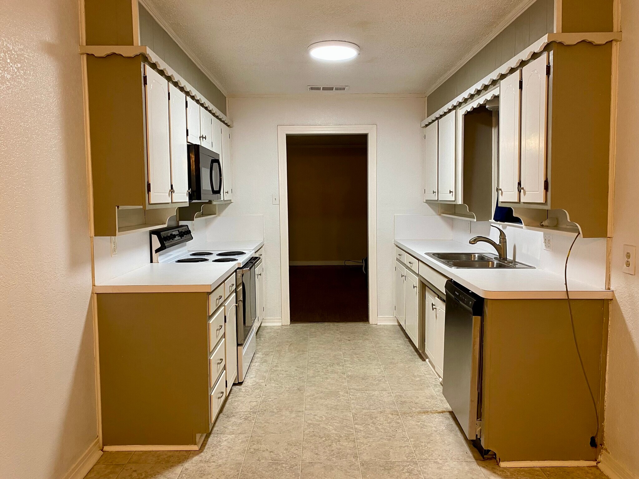 Building Photo - 613 NW Sandra Ln