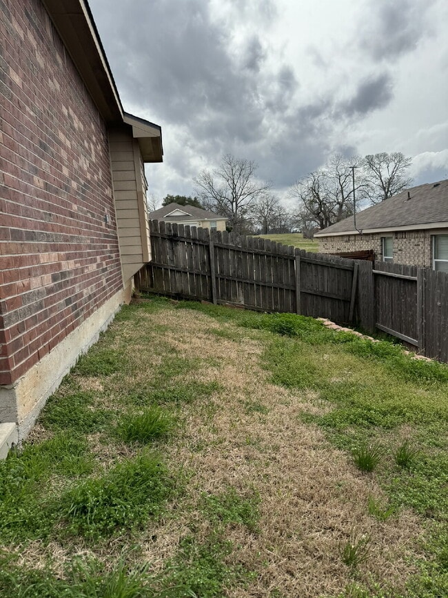 Building Photo - Enjoy living in this single story 3 bedroom+office that has a closet so it could be a 4th bedroom...