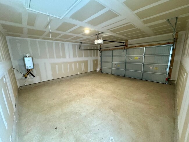Building Photo - Modern 4-Bedroom Home with Community Pool ...