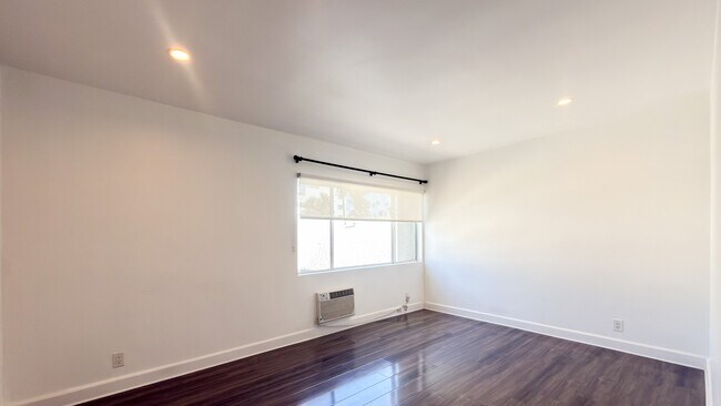Building Photo - 319 Heliotrope Dr