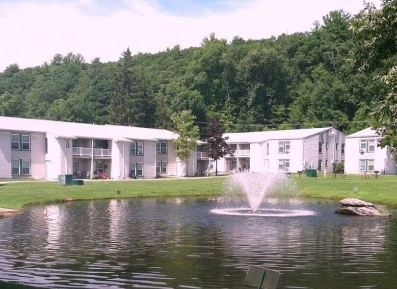 Primary Photo - Emerald Pond Estates | Renovated 1 & 2 Bed...