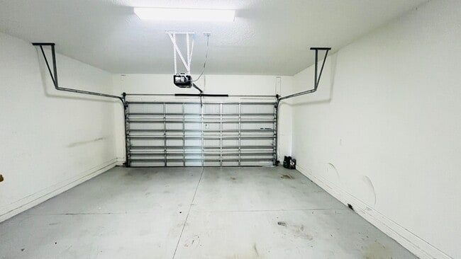 Building Photo - 4 bed 3.5 bath Townhouse In Storey Lake