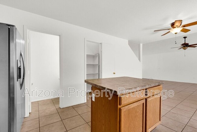 Building Photo - 1525 E Betsy Ln
