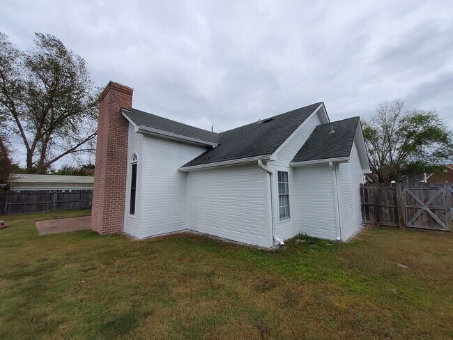 Building Photo - 647 S Sanga Rd