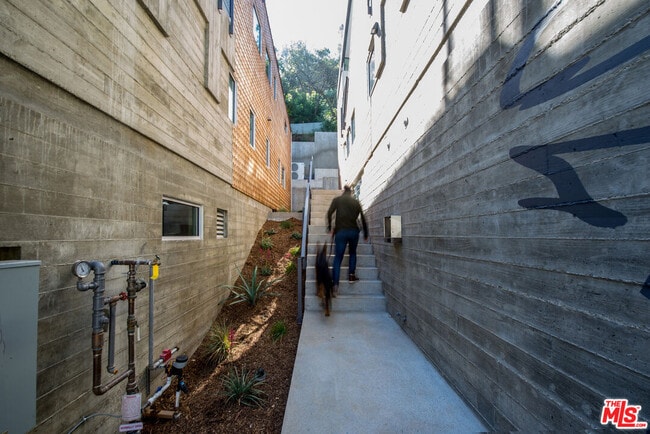 Building Photo - 8872 Wonderland Ave