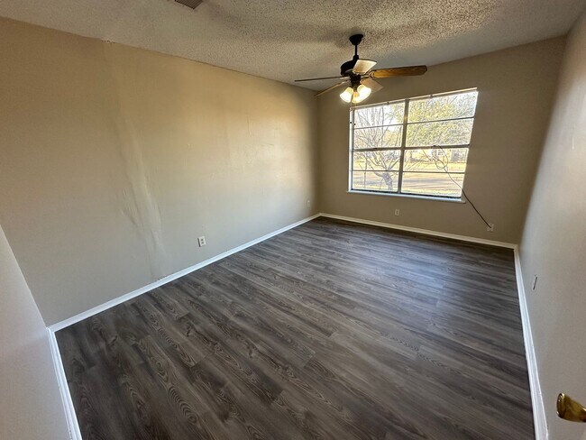 Building Photo - 1921 N Carlyle Ave