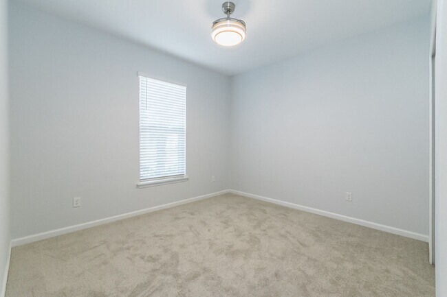 Building Photo - Incredible Pool Home